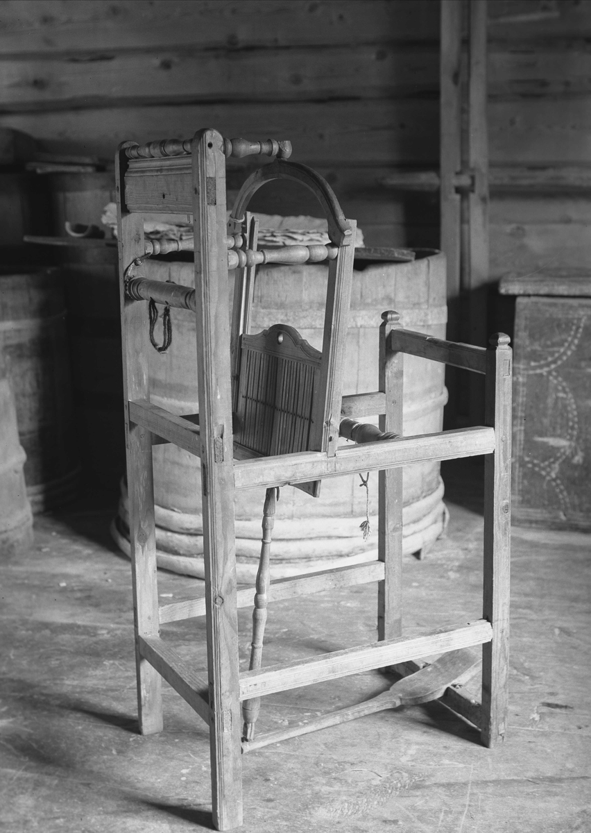 Båndvevstol laget av Johannes Sivertsen Ishol, Haugen, Storlidalen, Oppdal, Sør-Trøndelag. Fotografert 1937.


