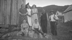 Familie samlet på setra, Liabøsætra, Oppdal, Sør-Trøndelag. 