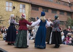Bunadsdagen. Ringdans på scene på Torget.
Norsk Folkemuseum,