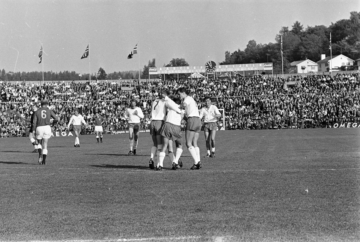 Serie bilder av landskamp i fotball, Danmark 1967. Norsk