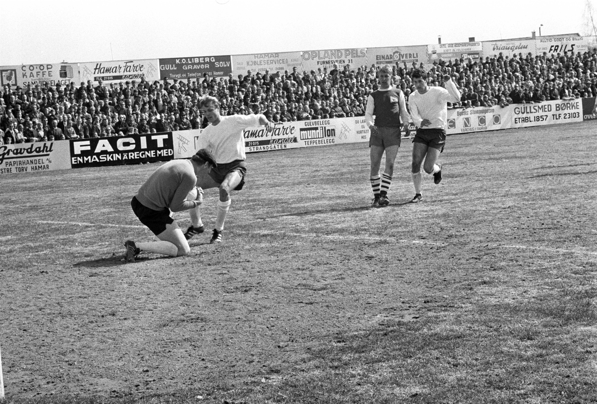 Serie. Fotballkamp mellom HamKam og Fredrikstad. Fotografert 2. mai  1970.