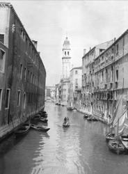 "En kanal i Venedig. Kirketaarnet stod ganske paa skjæve."