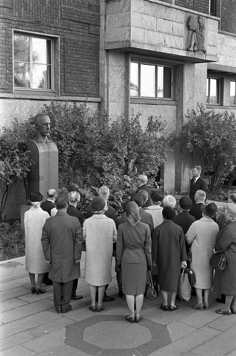 Serie. Røde Kors jubileum, krans på Fridtjof Nansens statue ved Rådhuset, Oslo. Fotografert 1965.