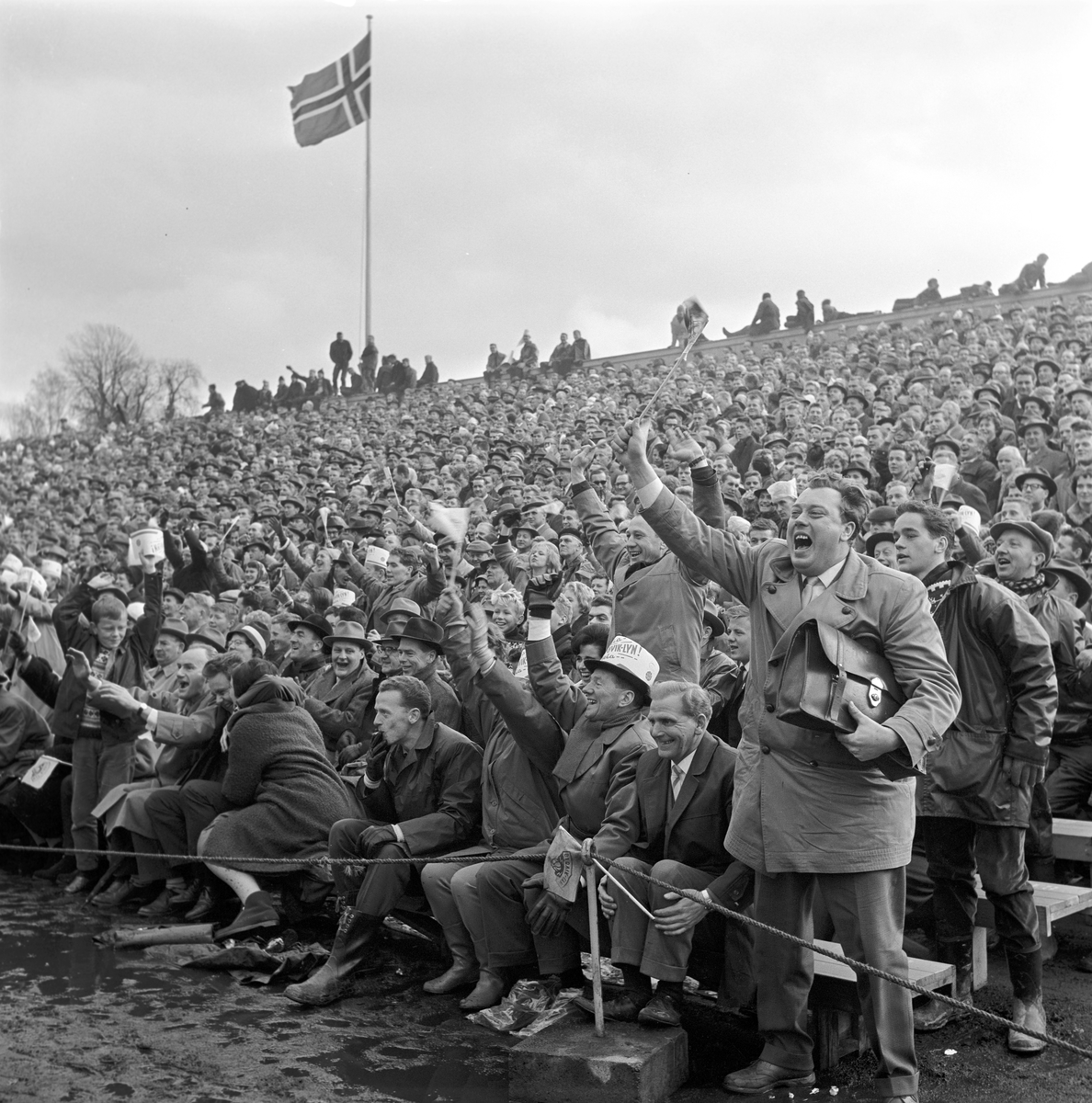 Fotball cupfinale mellom Gjøvik-Lyn og Vard på Ullevål stadion, oktober 1962.  Her fornøyde tilskuere. Resultat 2-0 til Gjøvik-Lyn.