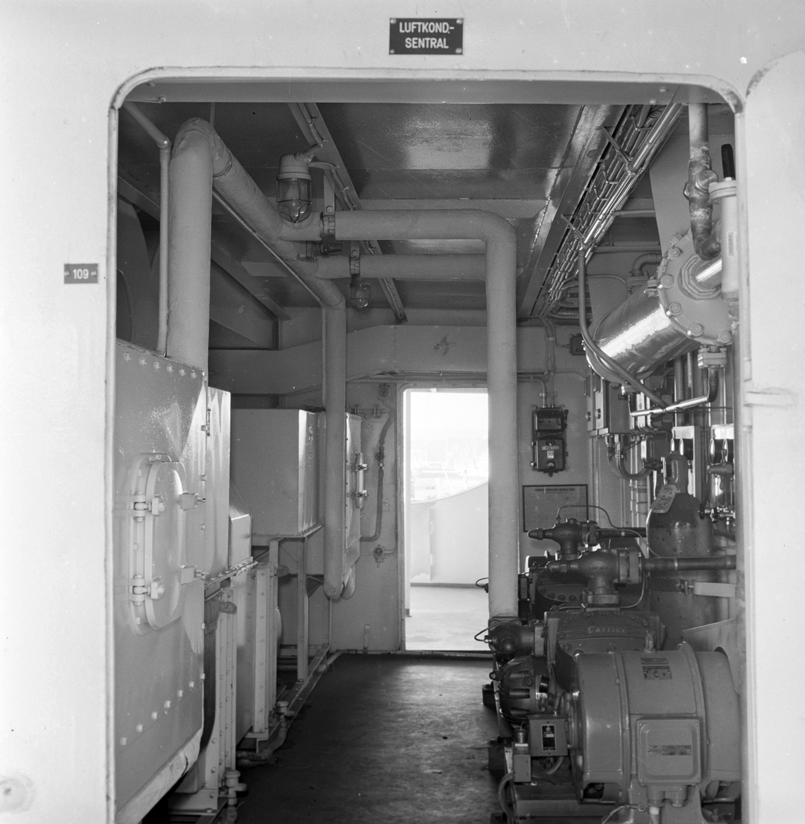 Serie. Den nye tankbåten T/T "Honnør". Fotografert juli 1958. 