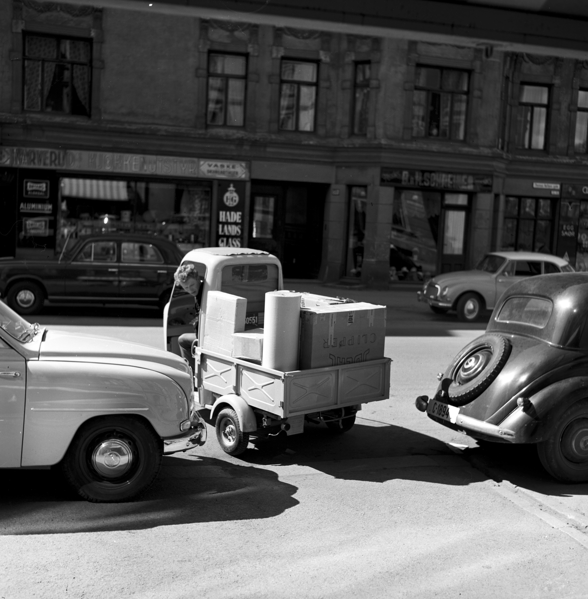 Serie. Praktisk varetransport. Lambretta varebil på tre hjul samt scooter med stort bagasjebrett. Fotografert mai 1958.


