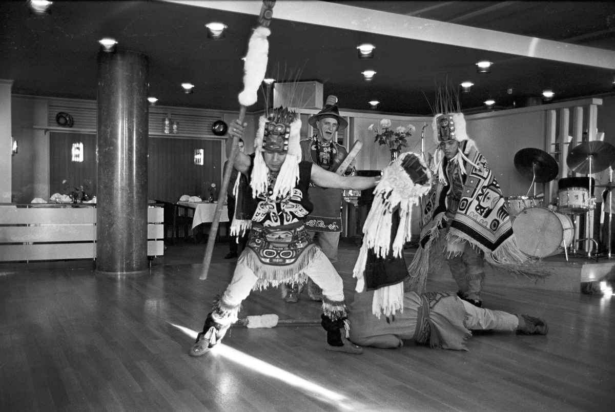 Serie. Indianske dansere fra Alaska opptrer på Fornebu i Oslo. Ordfører Brynjulf Bull får overrakt en indiansk skulptur. Fotografert oktober 1965.