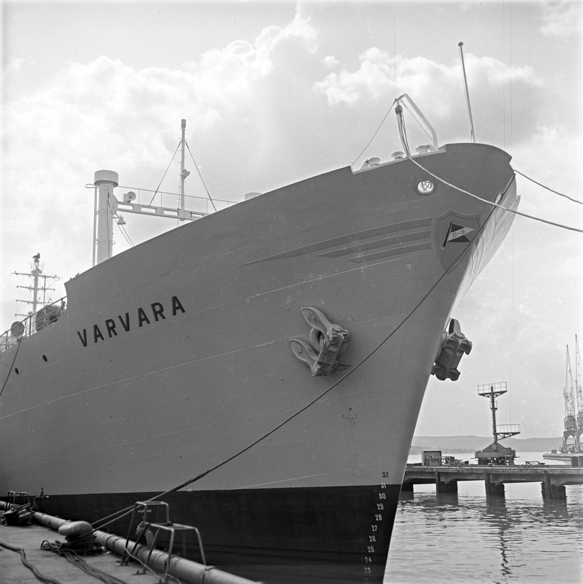 Serie. Tankskipet MS "Varvara" ligger til kai ved Akers. Mek. Verksted. Fotografert august 1955.