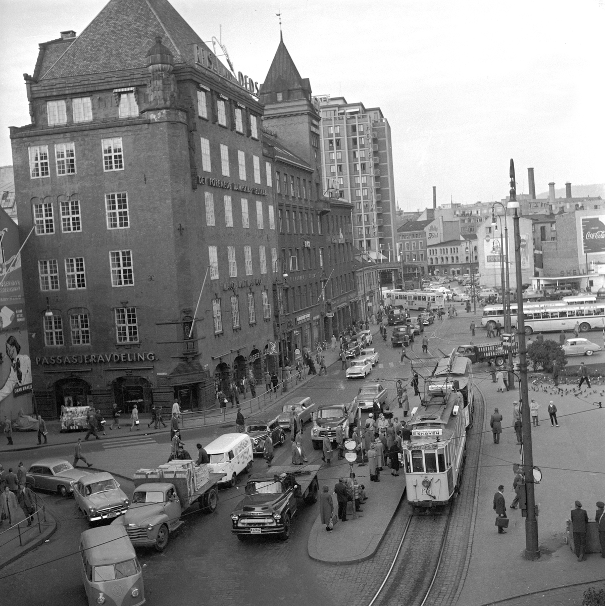 Serie. Fotgjengeroverganger og trafikk på Jernbanetorget i Oslo. Fotografert september 1958.

