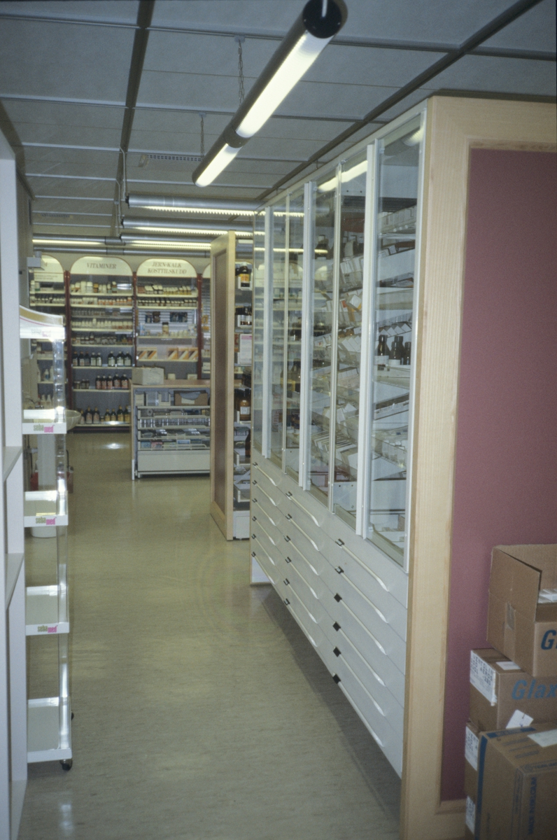 Selvvalgsreoler og skap med legemidler på Sandvika apotek i Bærum.