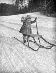 Guri Arentz på en sparkstøtting. Fotografert desember 1931.
