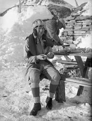 Sonja Scheen sitter på en benk ved Peer Gynt hytta, Rondane.