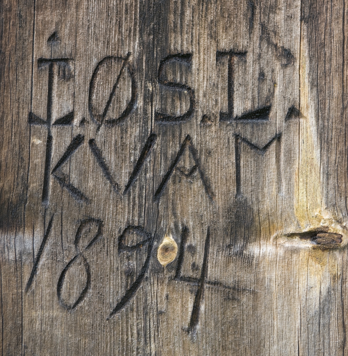 Innskrift på dør til geitefjøs, antakelig fra Kvam. Gudbrandsdalssetra, Norsk Folkemuseum, august 2010.