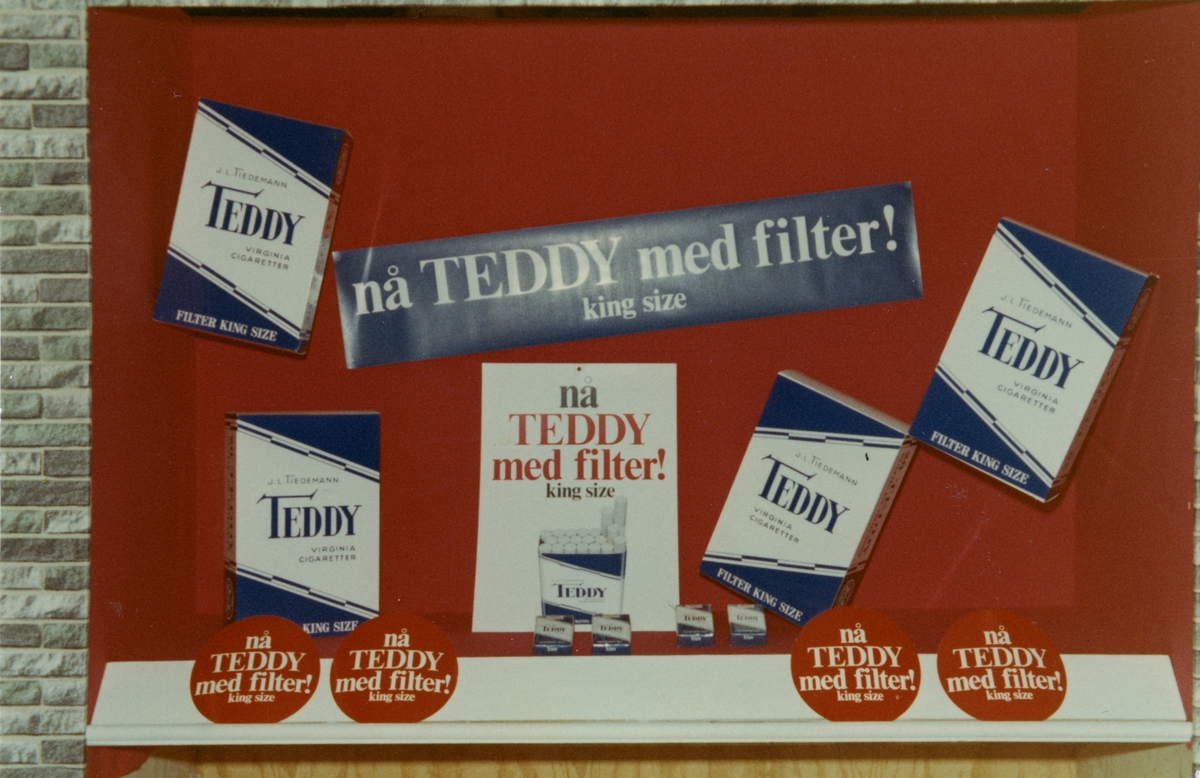 Prøvevindu med reklame for Teddy sigaretter med filter.