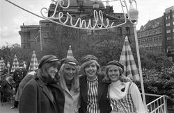 Russen viser russemoter utenfor uterestauranten Pernille i O