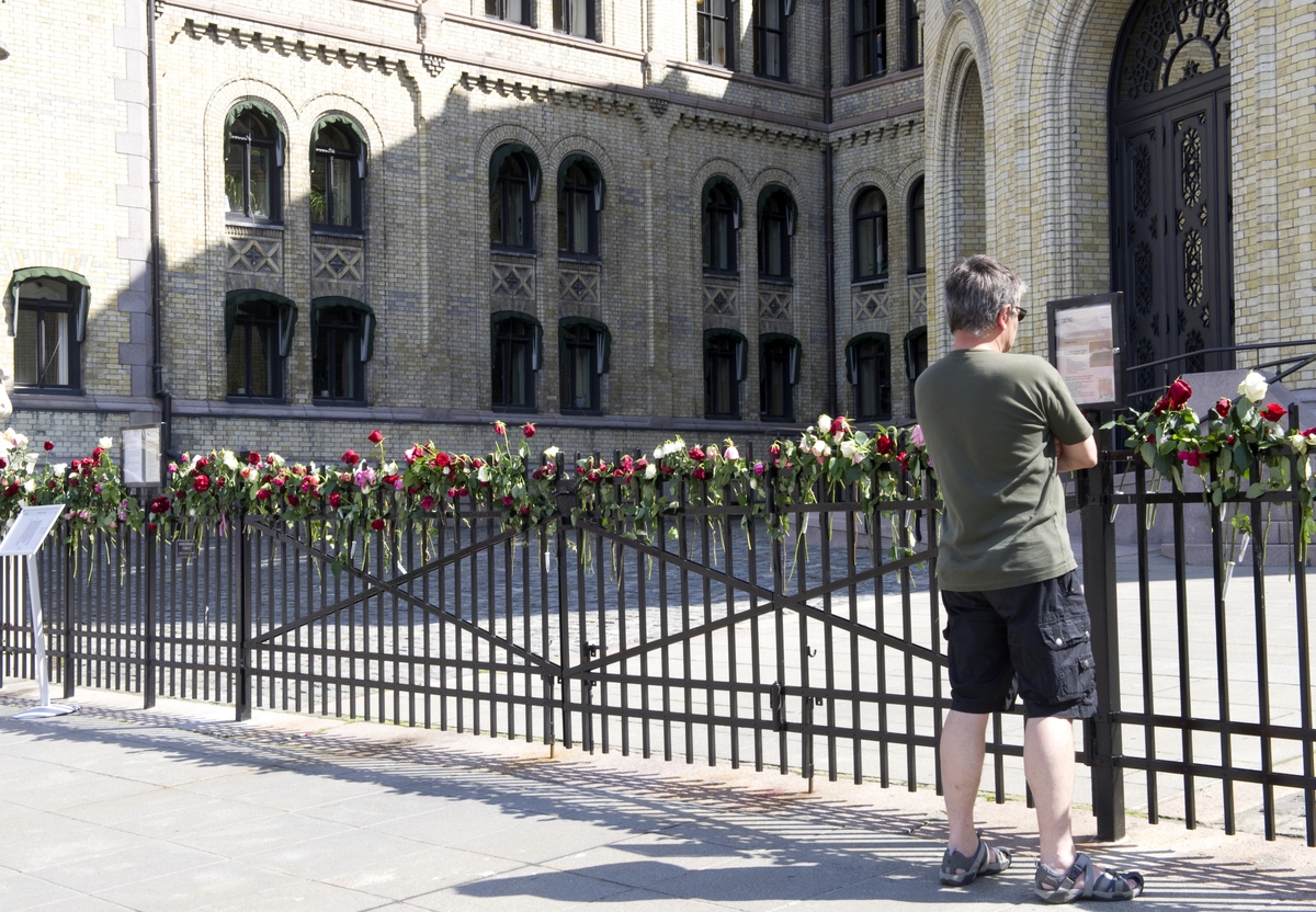 Utenfor Stortinget. Blomster og kondolanser lagt ned i Oslo sentrum i forbindelse med ettårsdagen for terrorhandlingene i Oslo og på Utøya.