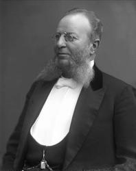 Portrett, mann med skjegg og briller. Overrettsakfører Smith