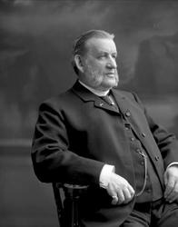 Portrett, mann i dress, kinneskjegg. Herr fogd Garber.