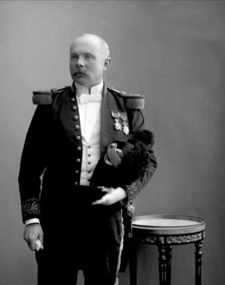 Portrett, Peter Martin Ragnar Ottesen (1857-1927), i uniform for generalkonsul ved det felles norsk-svenske konsulatvesen. Fotografert 1904.