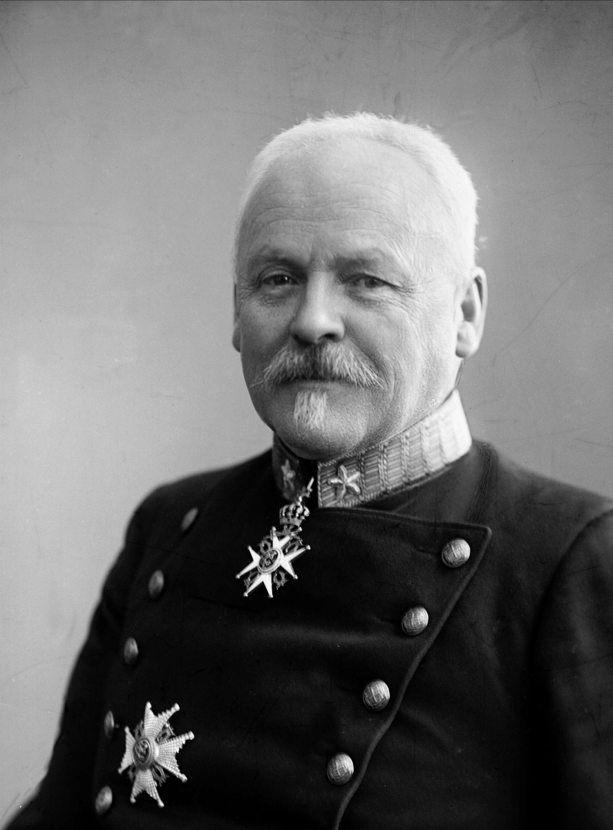 Portrett, general Ebbesen i uniform.