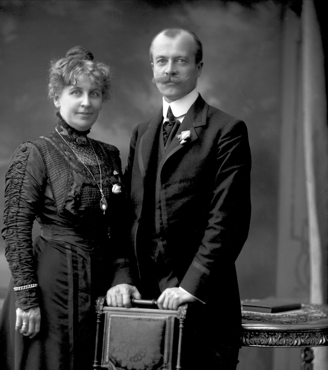 Gruppeportrett, ekteparet Axel og Gunhild Marie Dammann.