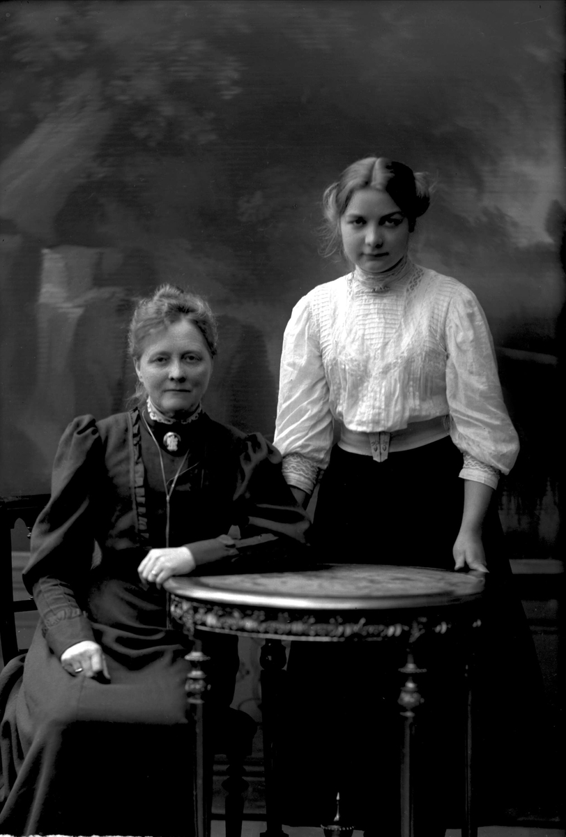 Portrett kvinner, Julie Kleppen f. Løken (1855 - 1948) og hennes datter Karen Kleppen (1892 - ca 1988) gift med Anton Slagsvold (1878 - 1947)