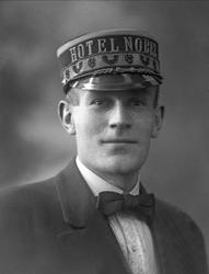 Portrett, mann med uniformslue fra Hotel Nobel.
