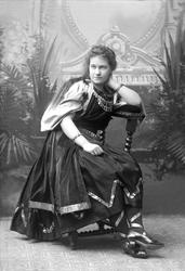 Portrett, frøken Simonsen i karnevalsdrakt.