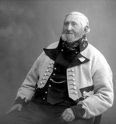 Portrett, Ola Halvorsen i telemarksdrakt.