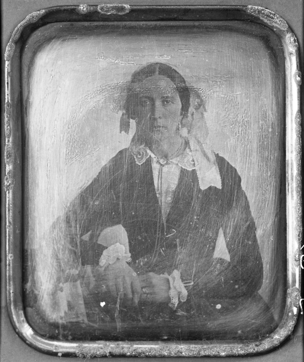 Avfotografering. Portrett, kvinne, fru Drude Cathrine Lampe (1817 -1917).  Originalfotografiet ser ut til å være en daguerreotypi, unikafotografi på metallplate.