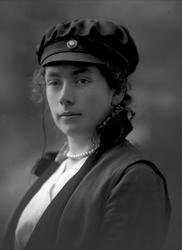 Portrett, jente med studentlue. Frøken Borghild Frøese.