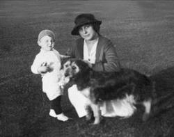 Gruppeportrett, kvinne, gutt og hund.