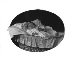 Avfotografering. Portrett, spedbarn i kurv.