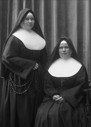 Gruppeportrett, to nonner fra Vår Frues Hospital. Marie Virg