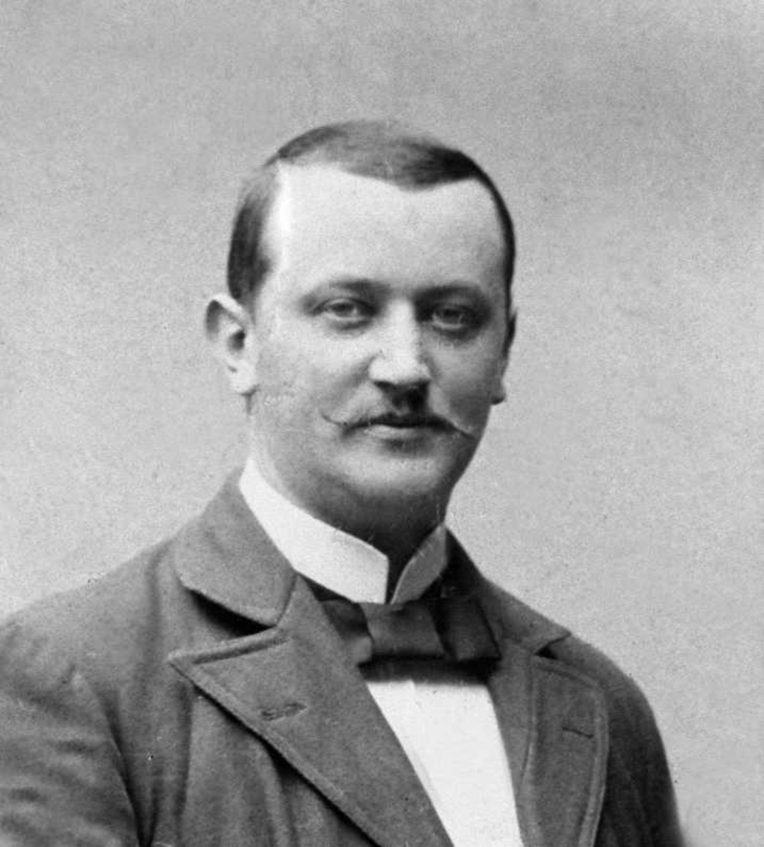 Avfotografering, fire eksponeringer. Portrett, mann med dress. Bohman-Hansen