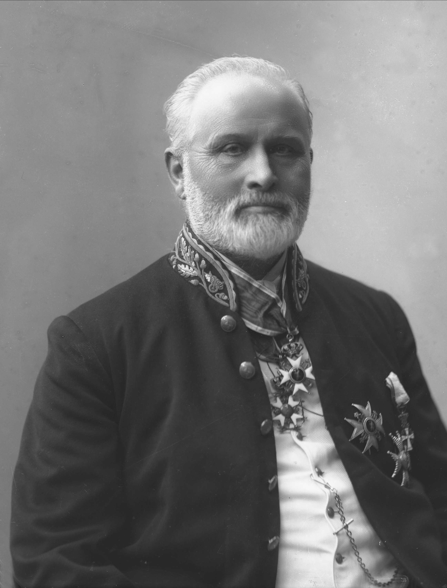 Portrett, mann i embetsmannsuniform. Lorentz Henrik Müller Segelcke i uniform som generaldirektør i NSB, reglementert fra 1893-1908.