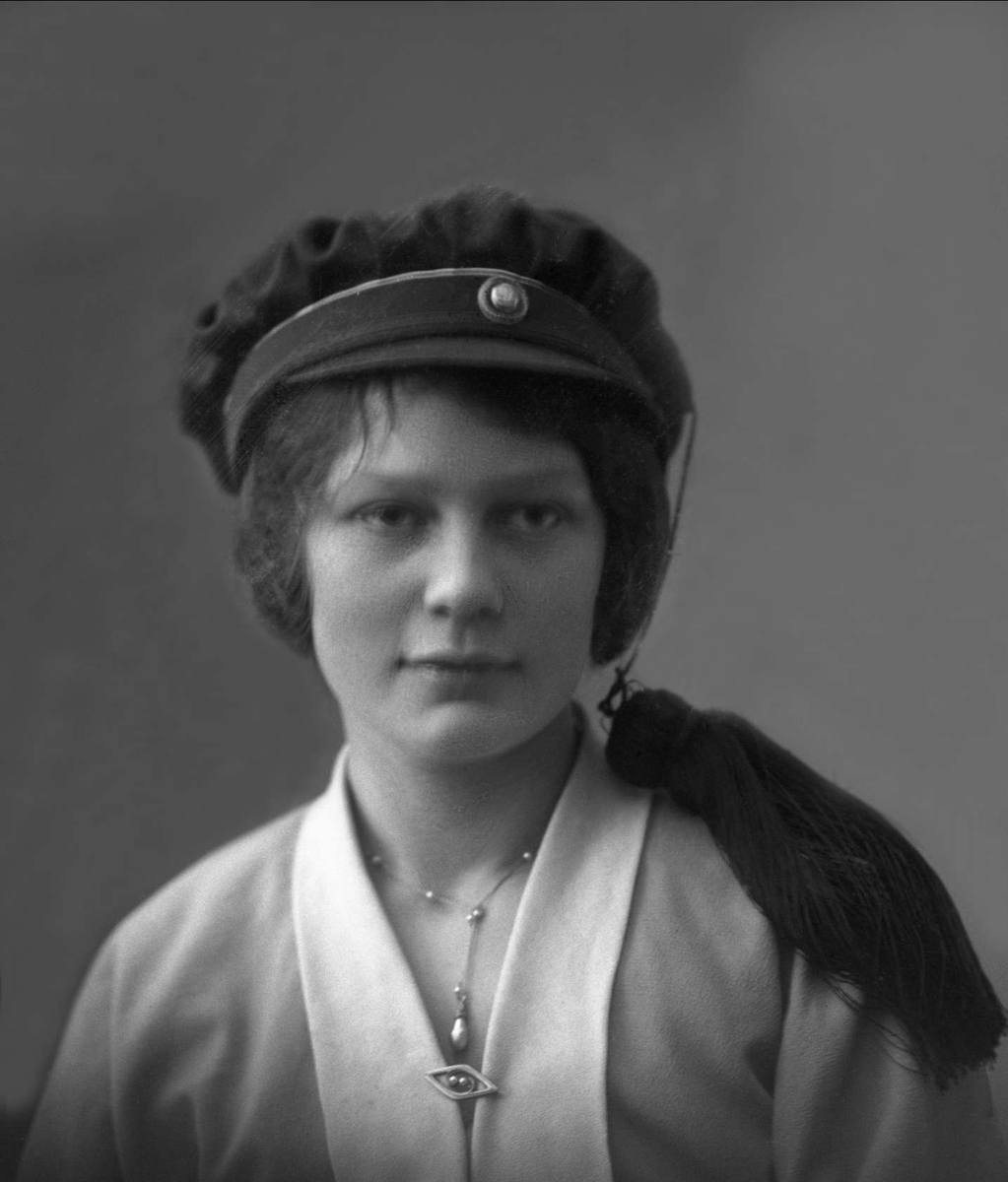 Portrett, kvinne med studentlue. Margot Bjørn-Hansen.