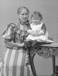 Barneportrett av Erna Johanne Falsen gift Groth. Sammen med 