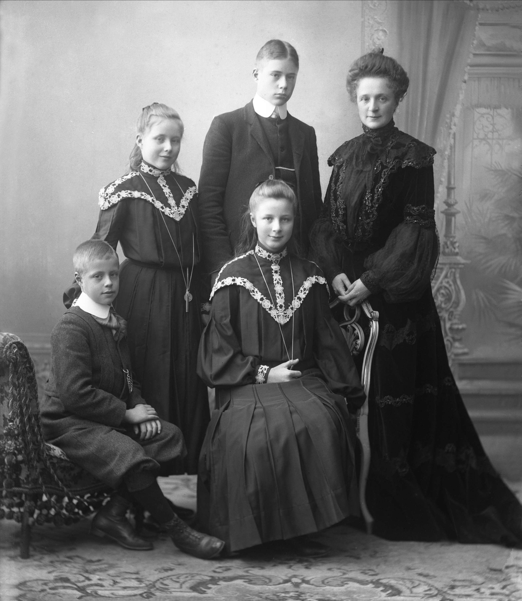 Gruppeportrett, fru Christoffer Berg med sine to sønner og to døtre.