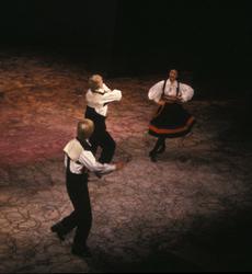 Norsk Folkemuseums dansegruppe   danser i Nasjonalteateret 7