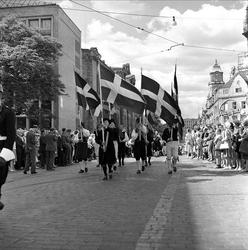 Nordiske folkedansere i tog opp Karl Johans gate, Oslo, juli