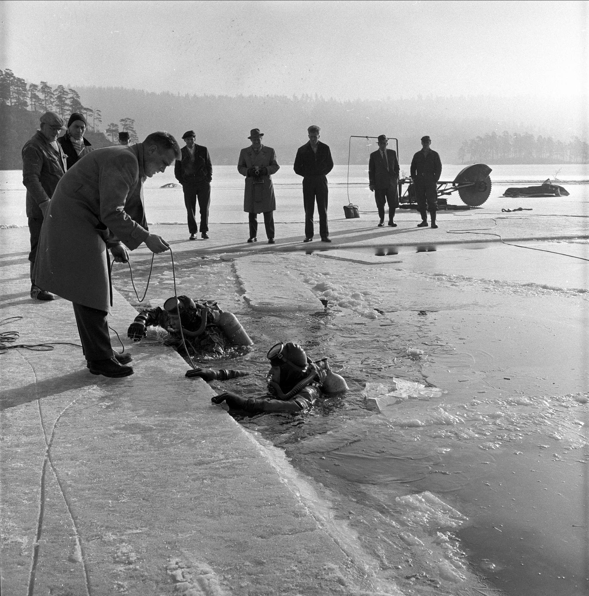 Froskemann og tilskuere, Gjersjøen, Oppegård, mars, 1959.