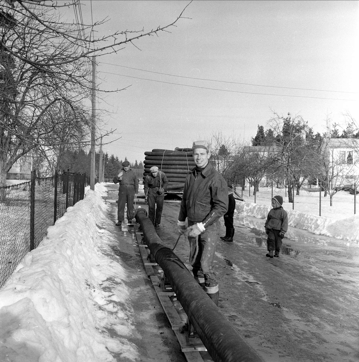 Trelleborg Gummi legger ut slange ved Sarpsborg, mars, 1959.