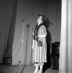 Underholdning. Håløyglaget 29.03.1954.