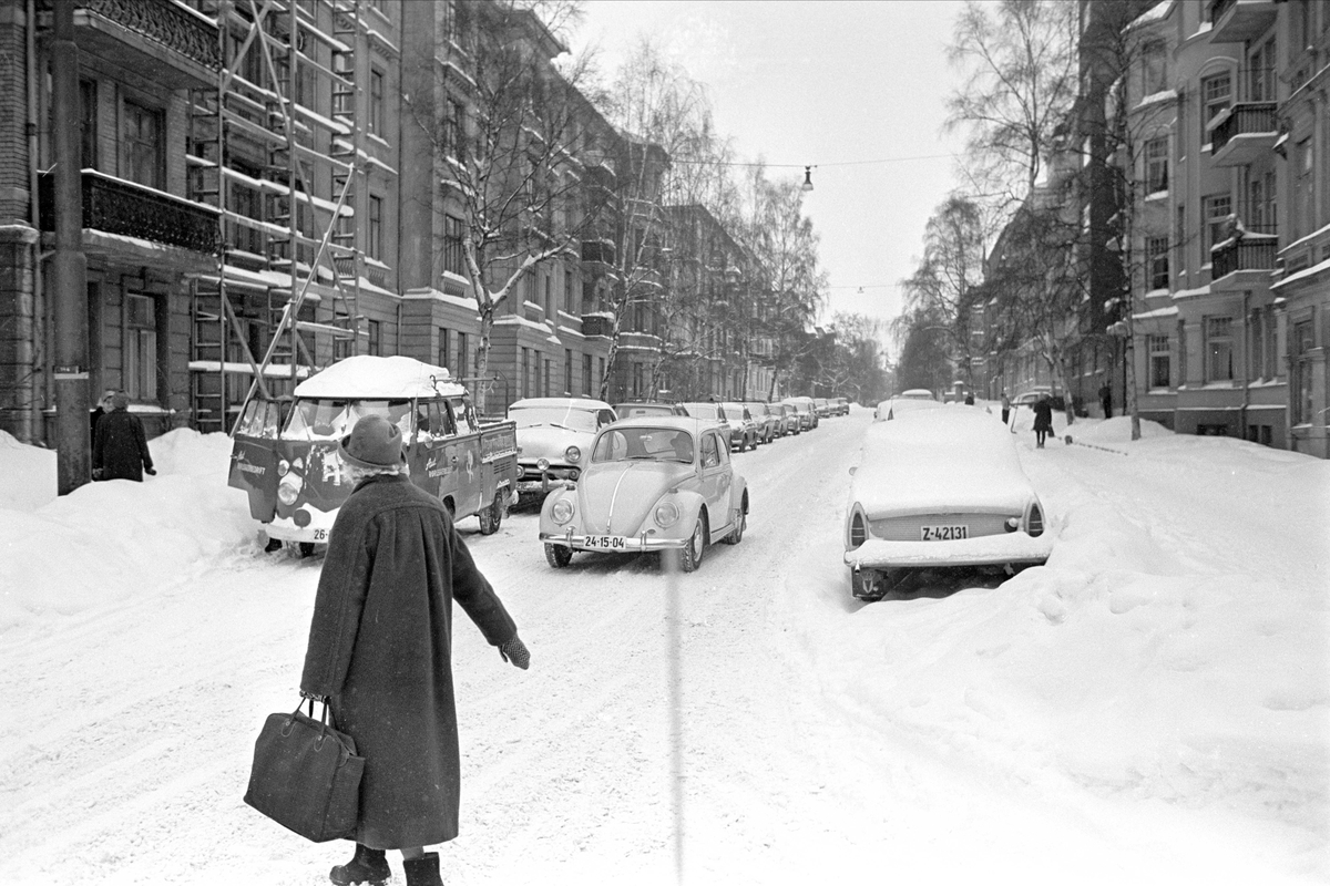 Snø og vinter, eldre dame og biler, tungt vinterføre, Oslo, februar 1967.