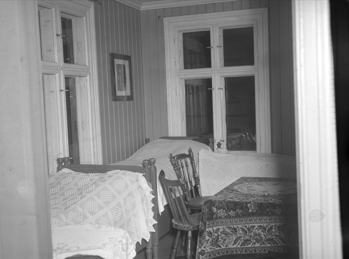 Hedalen, Sør-Aurdal, i Valdres. Interiør soverom med møbler. (1956?)