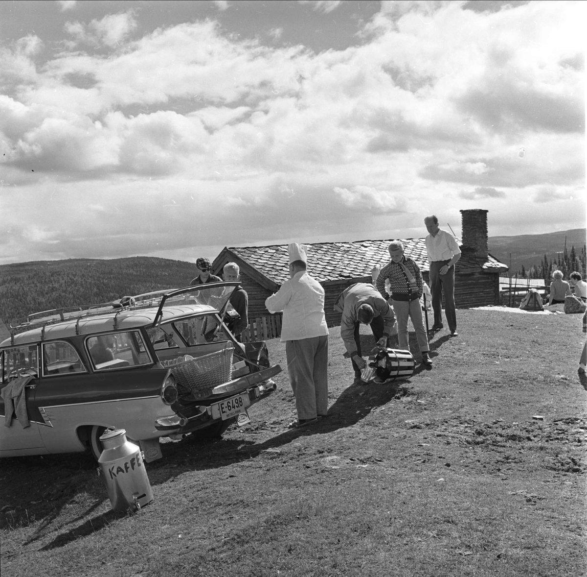 Golå Høyfjellshotell,  bil og bagasje, turister i fjellet, Sør-Fron 23.08.1961