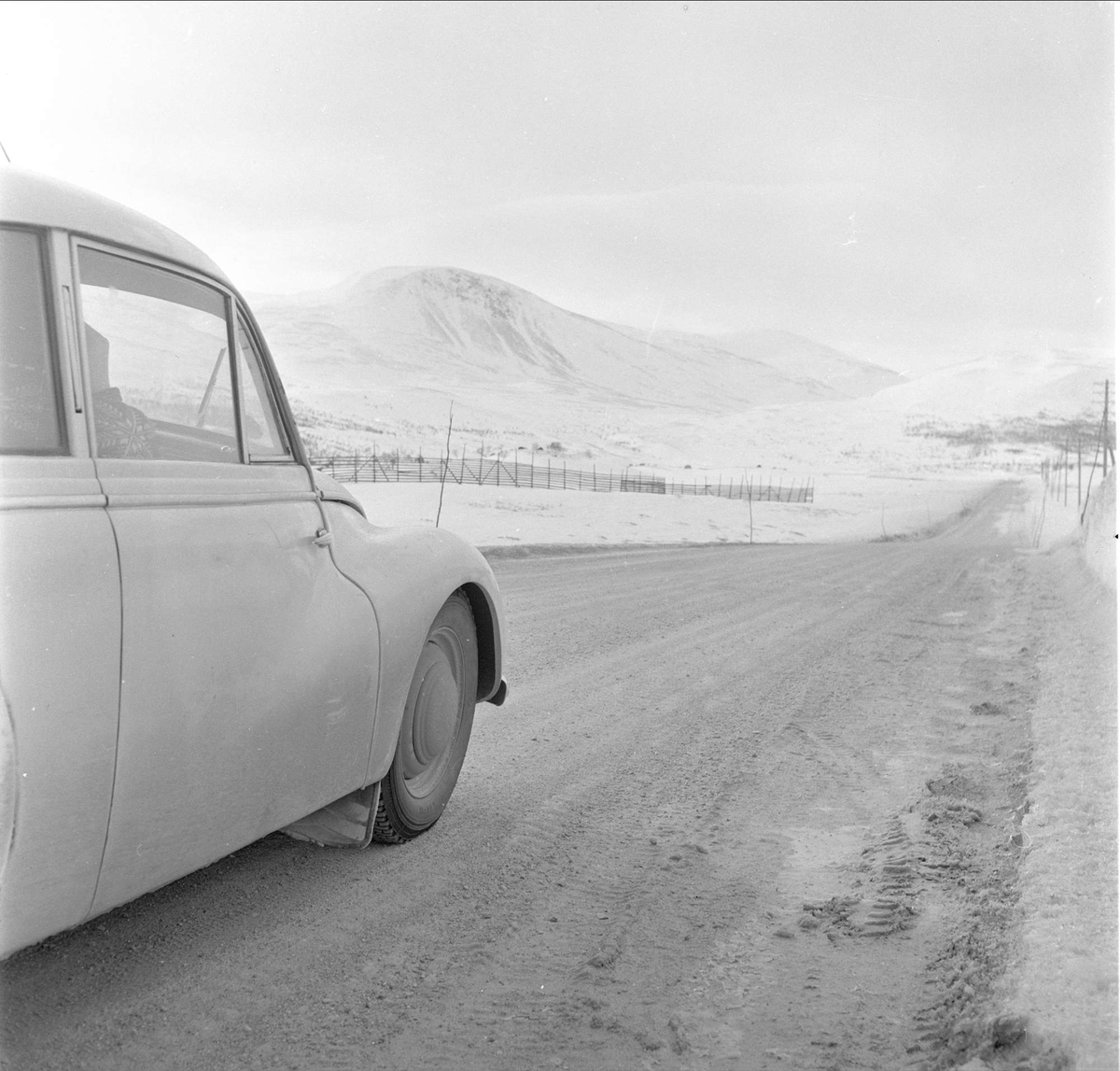 Hjerkinn fjellstue, bil på veien, Dovre, Hjerkinn, mars 1959.