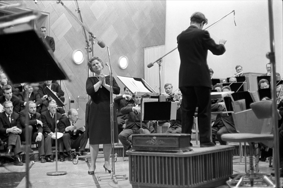 Kringkastingens "Vi går ombord", juleprogram, Oslo, desember 1962. Orkester og vokalist. Aase Nordmo Løvberg.