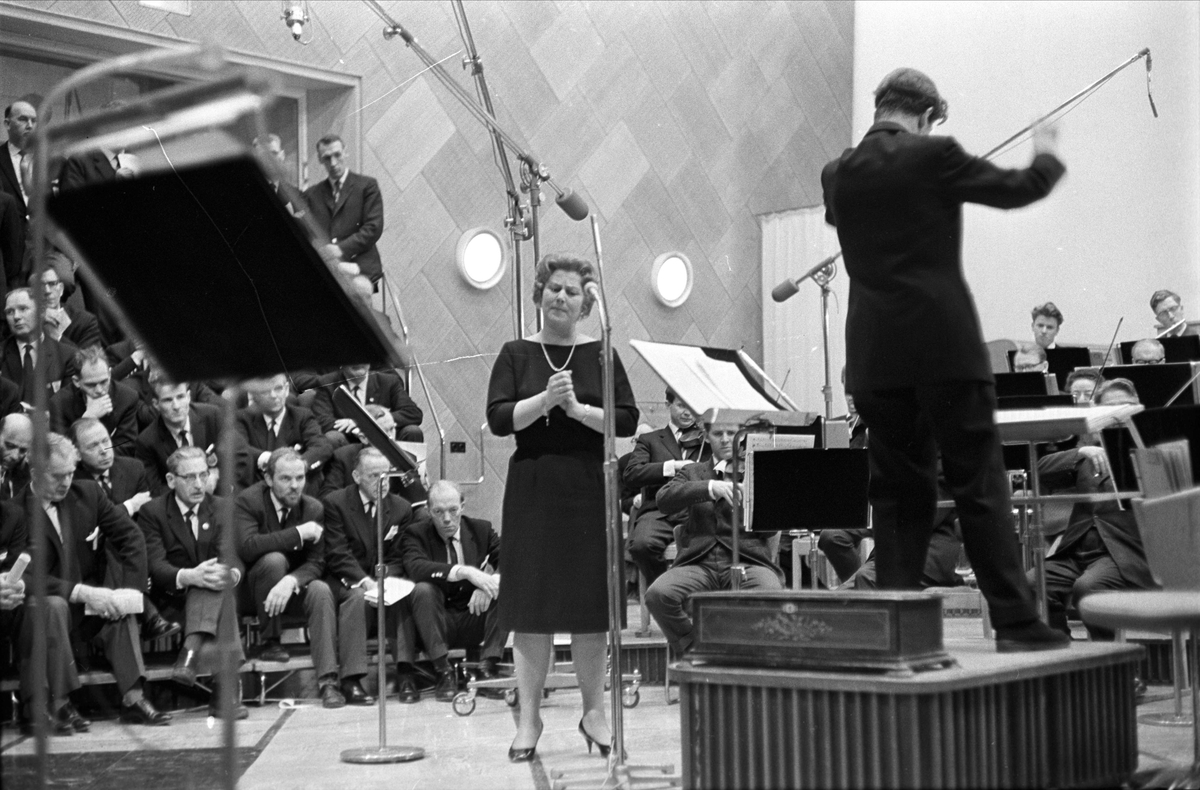 Kringkastingens "Vi går ombord", juleprogram, Oslo, desember 1962. Aase Nordmo Løvberg, orkester og publikum.